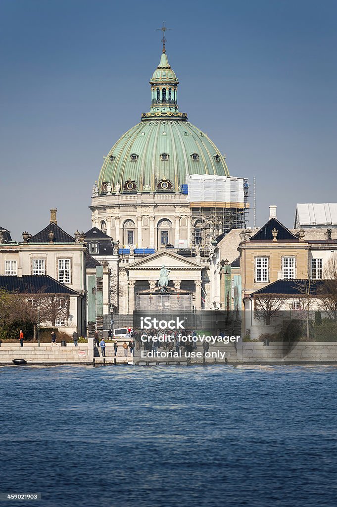 Turyści poniżej Marmur Kościół i Pałac Amalienborg - Zbiór zdjęć royalty-free (Architektura)