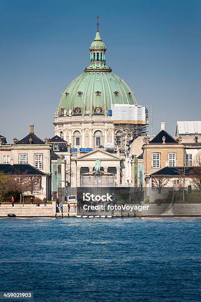 Foto de Turistas Abaixo Da Igreja De Mármore E Palácio De Amalienborg e mais fotos de stock de Arquitetura