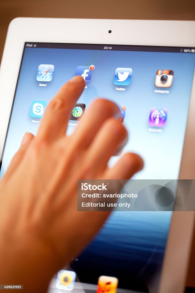 만짐 iPad 3 - 로열티 프리 Brand Name Online Messaging Platform 스톡 사진