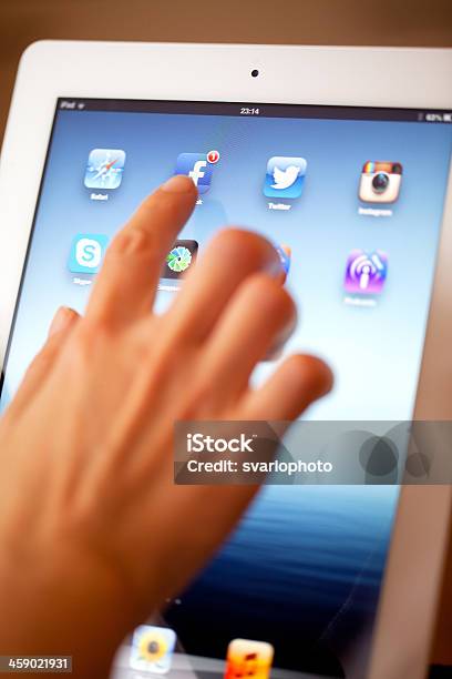 Foto de Tocar Ipad 3 e mais fotos de stock de Adulto - Adulto, Aplicação móvel, Banca de jornais