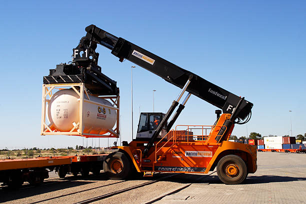 tanque recipiente de transferencia de tren para camión - shunting yard freight train cargo container railroad track fotografías e imágenes de stock