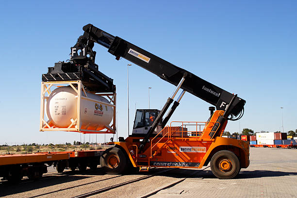 タンクコンテイナーから列車にトラック - shunting yard freight train cargo container railroad track ストックフォトと画像
