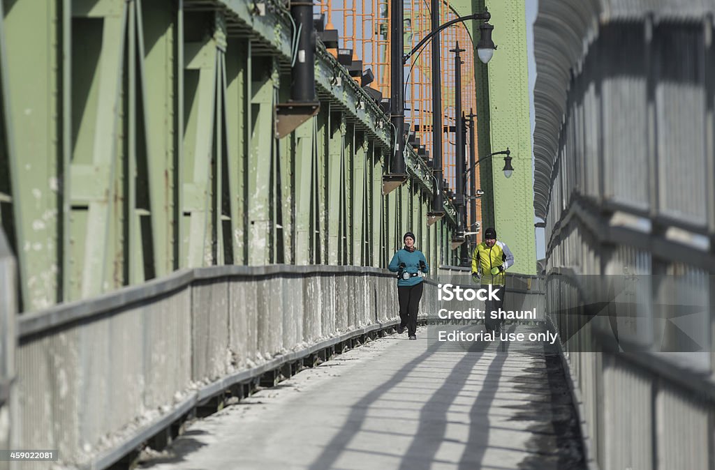 Laufen auf der Brücke - Lizenzfrei Brücke Stock-Foto