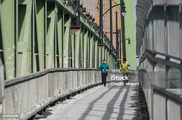 Laufen Auf Der Brücke Stockfoto und mehr Bilder von Brücke - Brücke, Erhöhter Fußgängerweg, Fitnesstraining