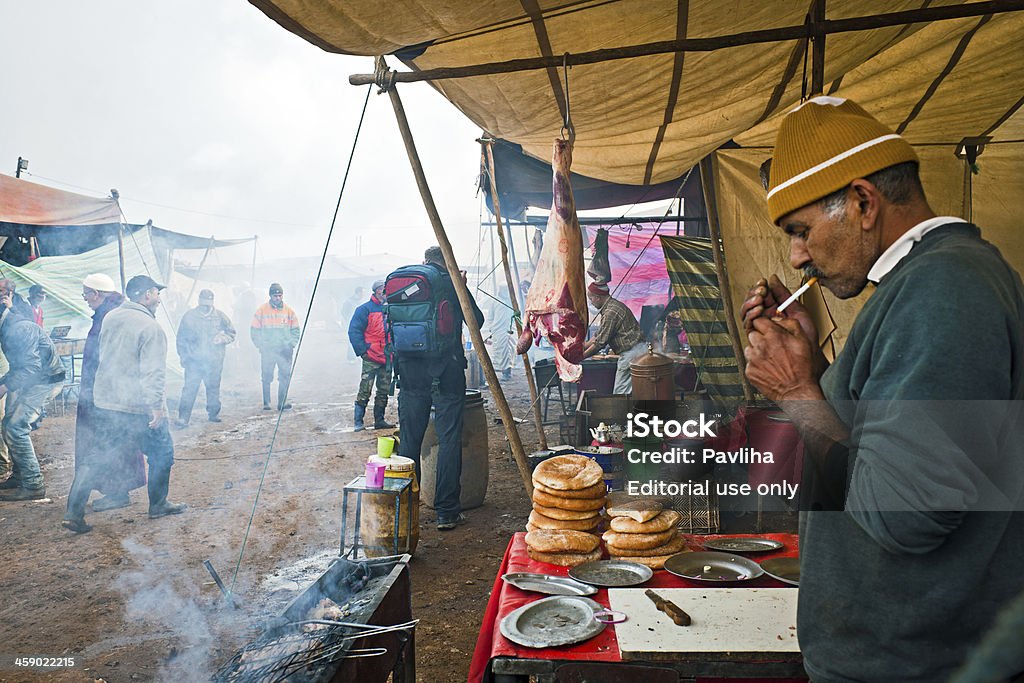 Barbecue au marché alimentaire Azrou Maroc et en Afrique - Photo de Adulte libre de droits