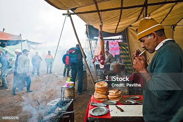 Photo libre de droit de Barbecue Au Marché Alimentaire Azrou Maroc Et En Afrique banque d'images et plus d'images libres de droit de Adulte