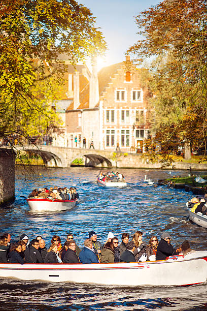 barco de turismo com os turistas, bruges - bruges cityscape europe autumn - fotografias e filmes do acervo