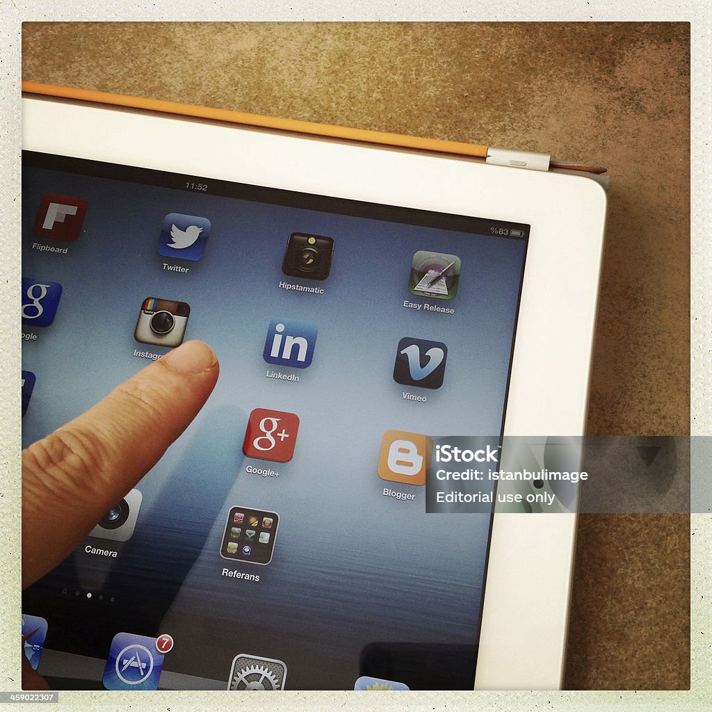 Tocando el icono linkedn en la pantalla de un iPad - Foto de stock de Bloguear libre de derechos