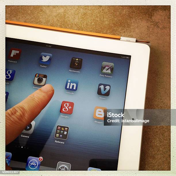 Foto de Tocar O Ícone Na Tela De Ipad Linkedn e mais fotos de stock de Blogar - Blogar, Negócios, Aplicação móvel