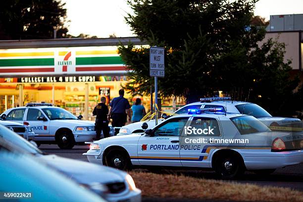 Portland Auto Della Polizia In Una Scena Del Crimine - Fotografie stock e altre immagini di Forze di polizia