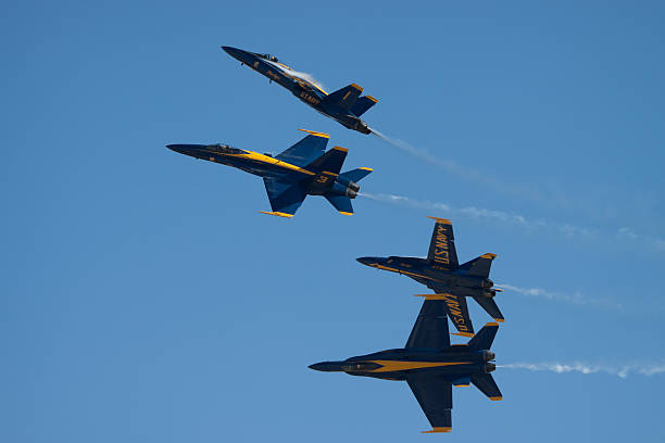 フライングを形成 - marine corps air station miramar airshow san diego california marines ストックフォトと画像