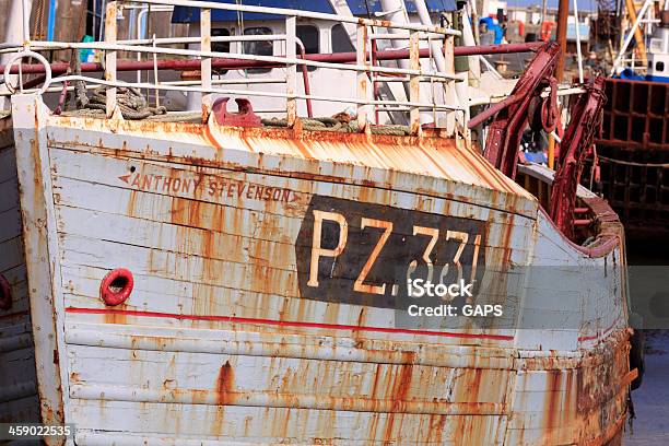 Foto de Barco De Pesca No Porto De Newlyn Na Maré Baixa e mais fotos de stock de Antigo - Antigo, Cais, Cornualha - Inglaterra