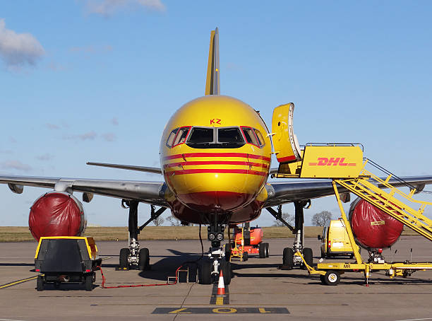 dhl boeing 757 - dhl airplane freight transportation boeing zdjęcia i obrazy z banku zdjęć