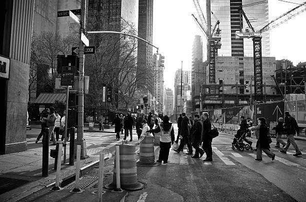 viagens cruzando a church street na vesey street, lower manhattan, nova iorque - city street construction site bright editorial - fotografias e filmes do acervo