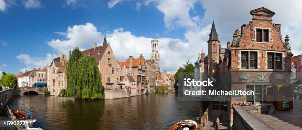 Foto de Rozenhoedkaai Em Bruges Panorama e mais fotos de stock de Antigo - Antigo, Arquitetura, Azul