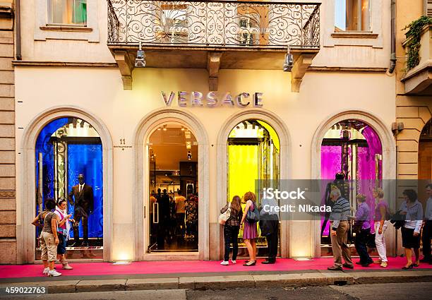 Bunte Beleuchtet Versace Store Italien Stockfoto und mehr Bilder von Mailand - Mailand, Prada, Einkaufen