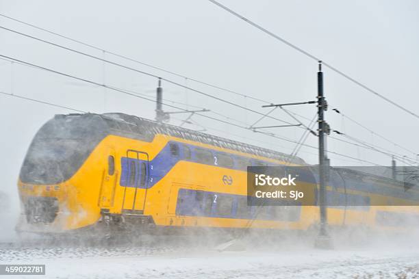 Photo libre de droit de Train Dans La Neige banque d'images et plus d'images libres de droit de Activité - Activité, Blanc, Bleu