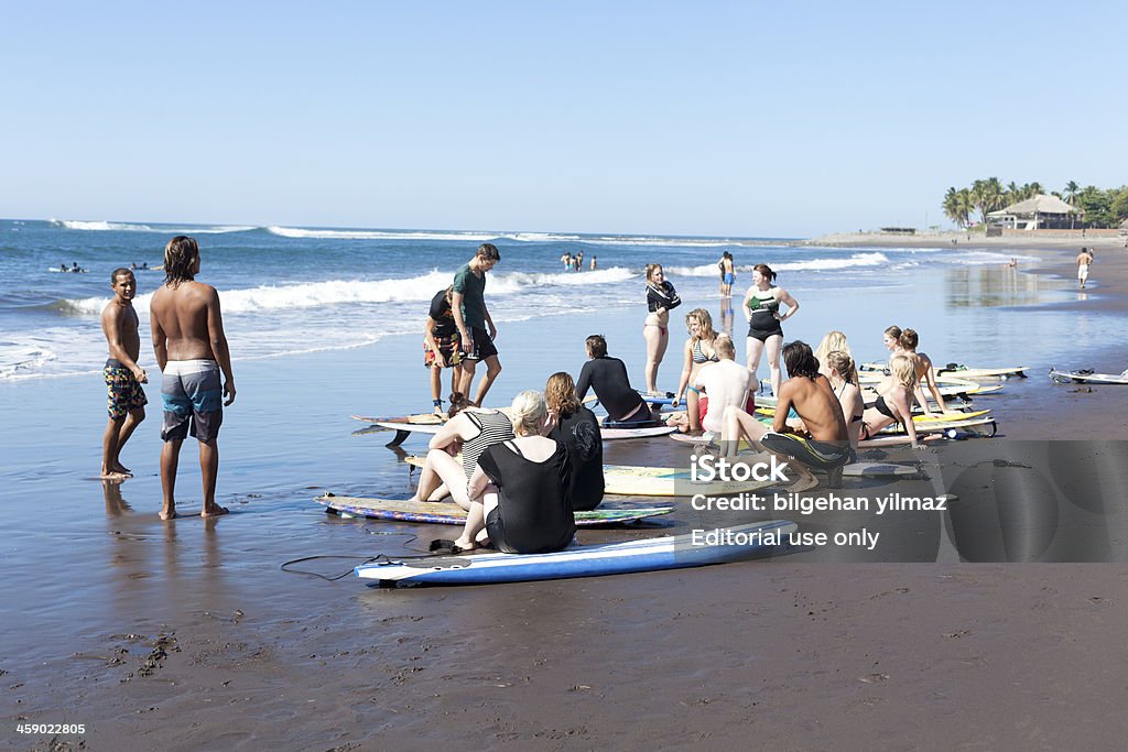 Riposo sulla tavola da surf - Foto stock royalty-free di Adulto