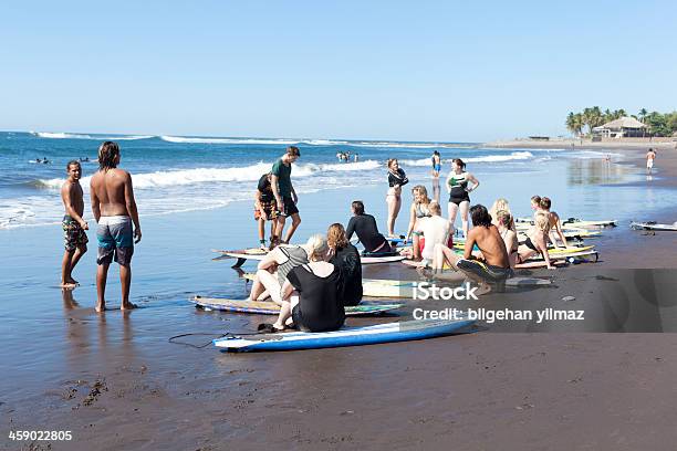 Riposo Sulla Tavola Da Surf - Fotografie stock e altre immagini di Adulto - Adulto, Ambientazione esterna, America Centrale