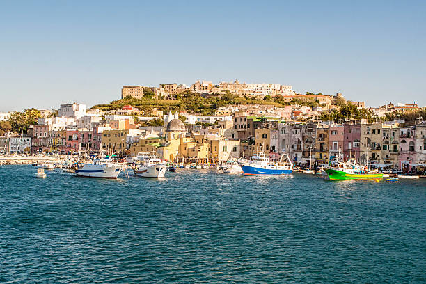 остров прочида гавань на закате - ischia island campania nautical vessel harbor стоковые фото и изображения