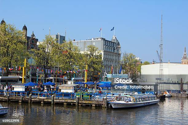 Łodzi Turystycznych W Amsterdamie - zdjęcia stockowe i więcej obrazów Amsterdam - Amsterdam, Bezchmurne niebo, Dom na wodzie
