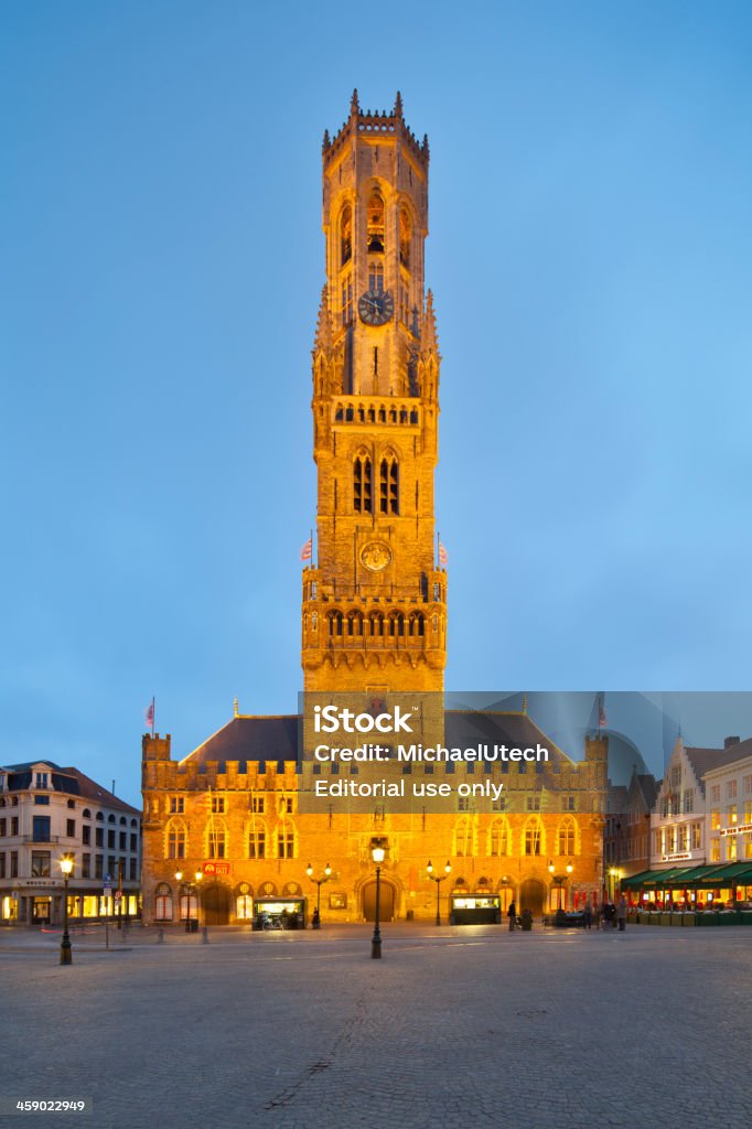 Belfry und Markt in Brügge, Belgien - Lizenzfrei Abenddämmerung Stock-Foto