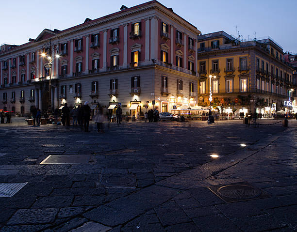 cafè gambrinus на вечер, неаполь, италия - piazza del plebiscito стоковые фото и изображения
