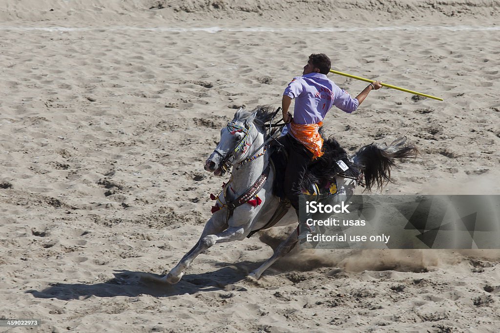 Cirit Jogador homem que monta Cavalo branco - Royalty-free Acrobata Foto de stock