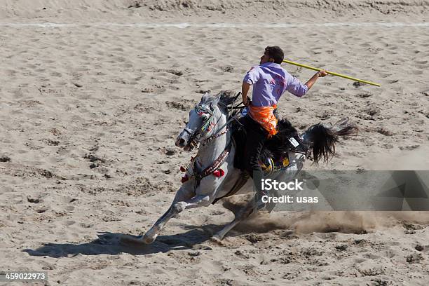 Cirit Jogador Homem Que Monta Cavalo Branco - Fotografias de stock e mais imagens de Acrobata - Acrobata, Cavalgar, 20-24 Anos