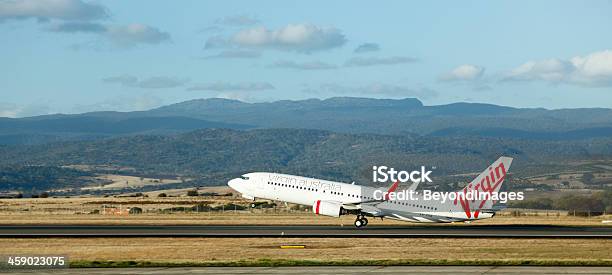 バージン面の Take Off から地域空港 - タスマニア州のストックフォトや画像を多数ご用意 - タスマニア州, ボーイング737機, オーストラリア