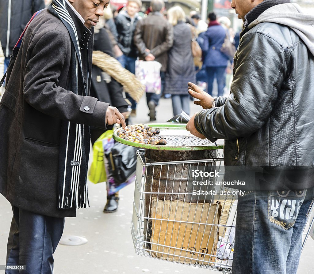 Homem compra de castanha assada na rua Paris - Foto de stock de Castanha royalty-free