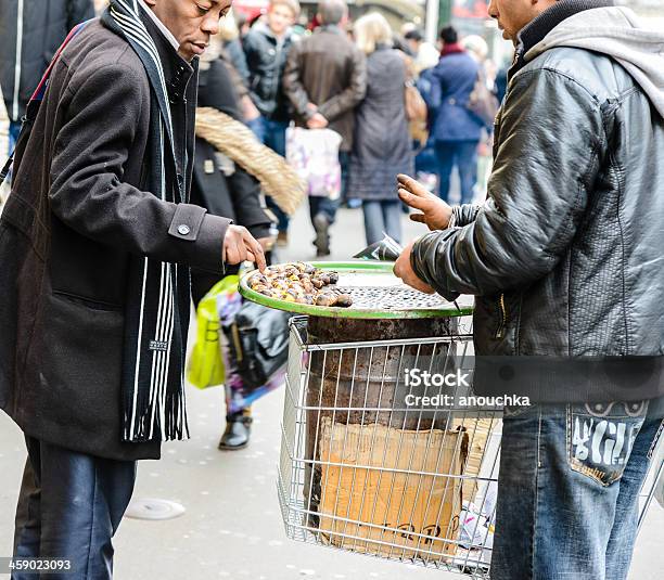 Foto de Homem Compra De Castanha Assada Na Rua Paris e mais fotos de stock de Castanha - Castanha, Paris, Adulto