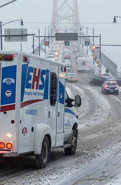 ambulance de circulation - halifax nova scotia vertical traffic photos et images de collection