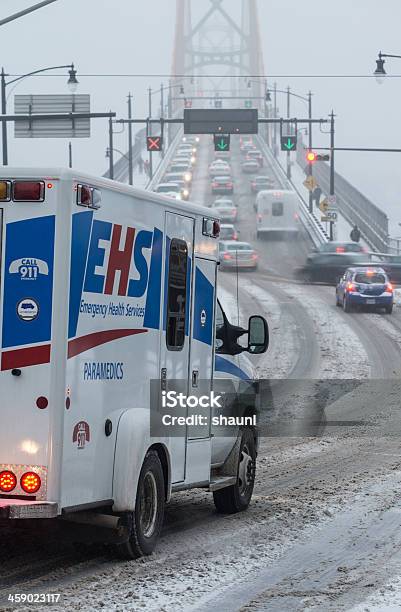 Ambulans W Ruchu - zdjęcia stockowe i więcej obrazów Ambulans - Ambulans, Burza śnieżna, Droga
