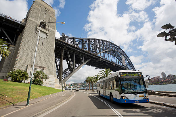 ônibus e a harbour bridge de sydney - bus public transportation sydney australia australia - fotografias e filmes do acervo