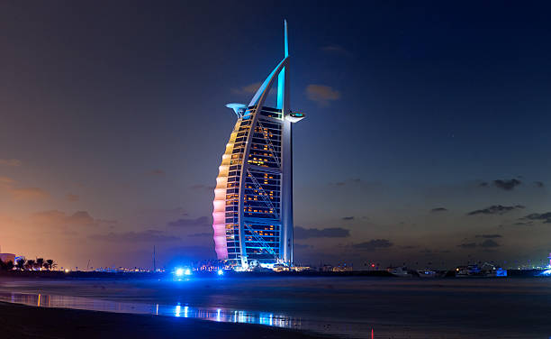 burj al arab hotel na noite - editorial tall luxury contemporary imagens e fotografias de stock