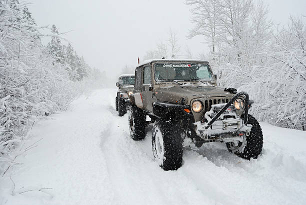 jeeps от roading в снег - jeep wrangler стоковые фото и изображения