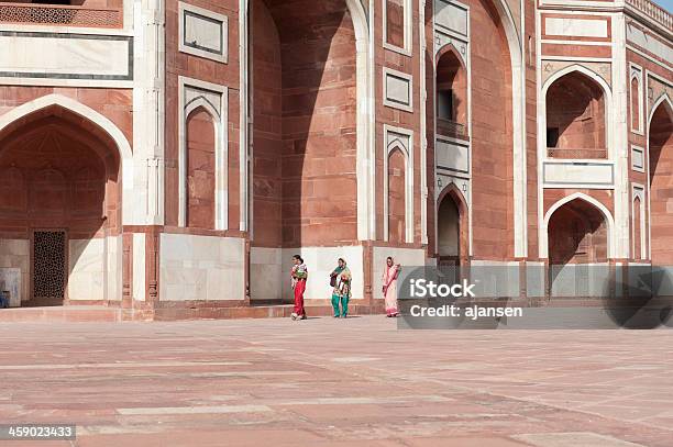 Photo libre de droit de Indian Personnes Autour De La Tombe De Humayun À Delhi banque d'images et plus d'images libres de droit de Adulte