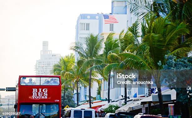 Red Double Decker Autobus Wycieczkowy W Ocean Drive Miami Beach - zdjęcia stockowe i więcej obrazów Autobus