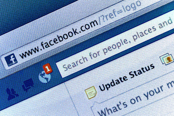 página web do facebook no ecrã lcd - facebook social gathering log on communication imagens e fotografias de stock