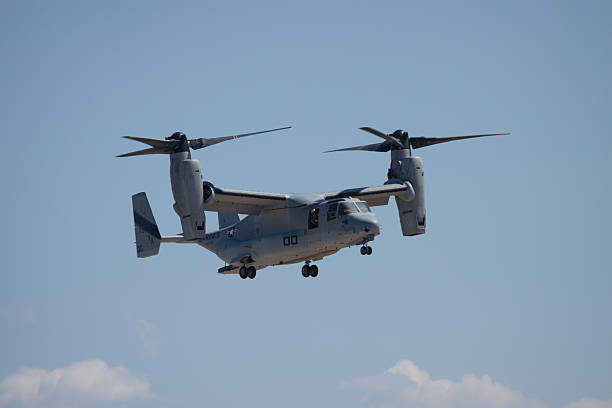 osprey vol en hélicoptère dans les nuages - helicopter boeing marines military photos et images de collection