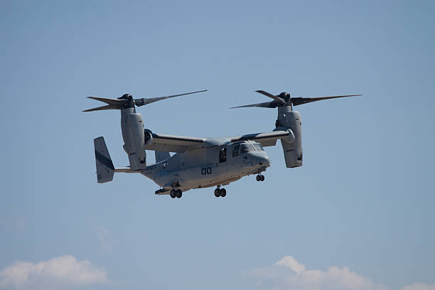 osprey helicóptero no alto, nas nuvens - helicopter boeing marines military - fotografias e filmes do acervo