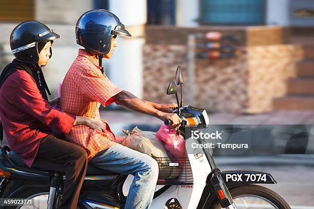 Equitação Uma Scooter Nas Ruas Em Kota Bharu - Fotografias de stock e mais imagens de 30-34 Anos - 30-34 Anos, Adulto, Adulto maduro