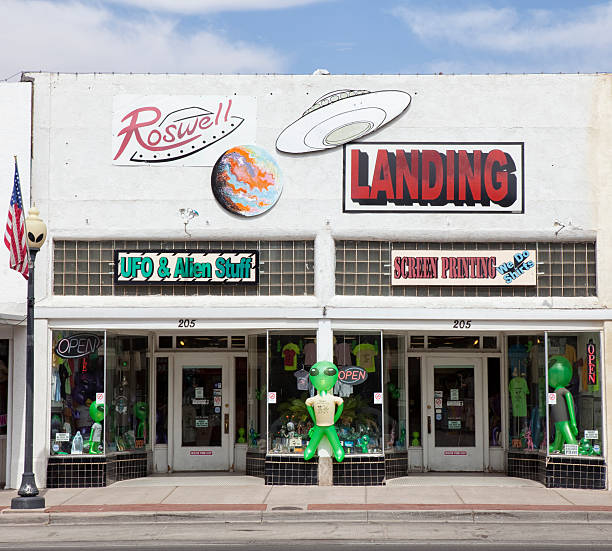 extraterrestrial souvenirläden in roswell, new mexico - roswell stock-fotos und bilder