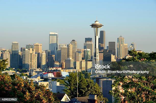 Skyline Di Seattle Nel Pomeriggio Luce - Fotografie stock e altre immagini di Ambientazione esterna - Ambientazione esterna, Centro della città, Cielo