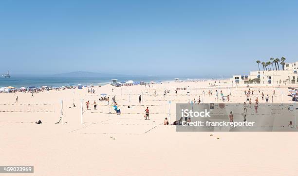 Photo libre de droit de Personnes Jouant Au Volleyball À Huntington Beachcalifornie banque d'images et plus d'images libres de droit de Beach-volley