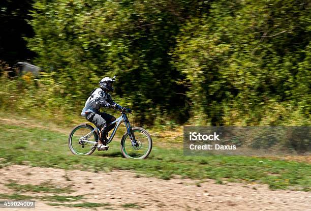 Mountan Montain Bike In Blu - Fotografie stock e altre immagini di Albero - Albero, Andare giù, Andare in mountain bike