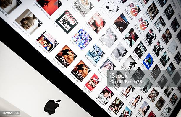 Apple Computer Itunes Music En Una Pantalla Imac Foto de stock y más banco de imágenes de Blanco - Color - Blanco - Color, Color - Tipo de imagen, Comercio electrónico