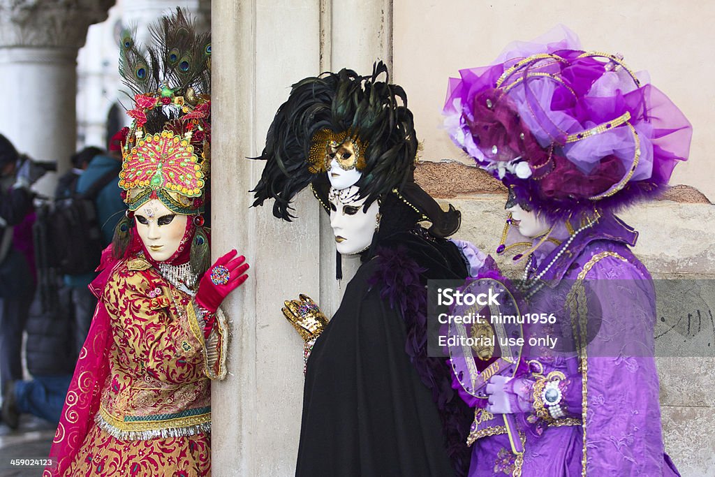 Máscara del carnaval de venecia 2013 en Palacio Ducal colonnade - Foto de stock de 2013 libre de derechos