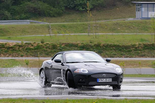 jaguar xkr ausrutschen - sports car car business editorial stock-fotos und bilder